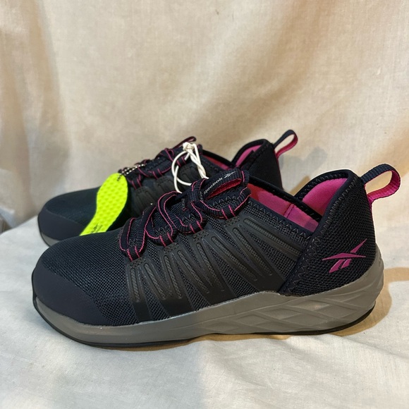 Woman’s Reeboks - Picture 4 of 7